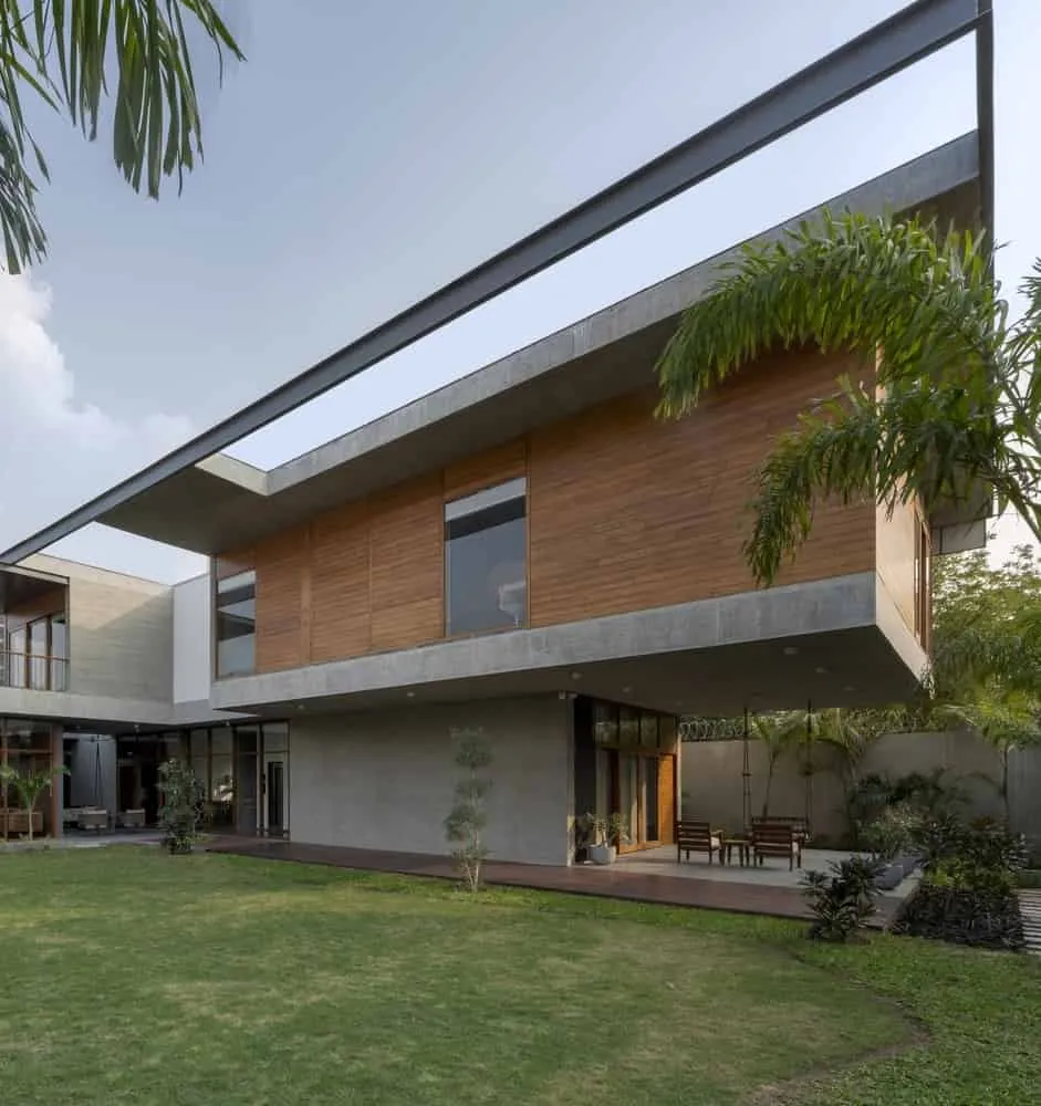 The Hovering House by Modo Designs: A Modern L-Shaped Home for Three Generations in Ahmedabad