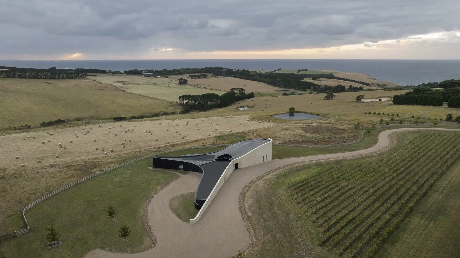 Peninsula House by Wood Marsh in Australia — coastal refuge made of compressed earth, integrated into the local landscape