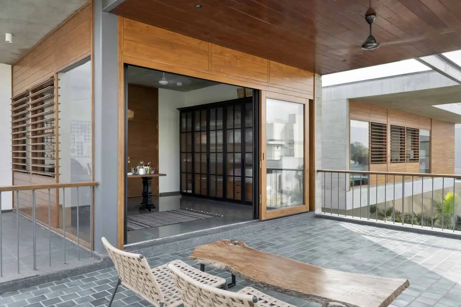 The Hovering House by Modo Designs: A Modern L-Shaped Home for Three Generations in Ahmedabad