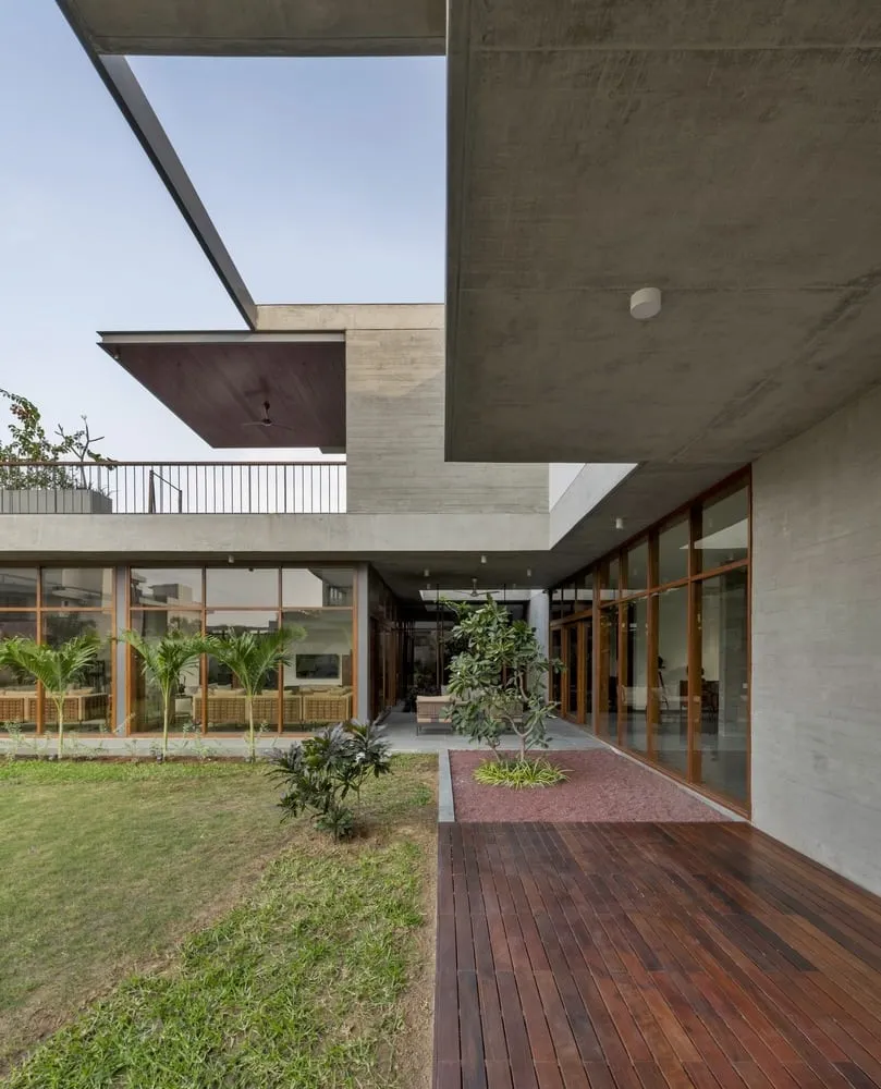 The Hovering House by Modo Designs: A Modern L-Shaped Home for Three Generations in Ahmedabad