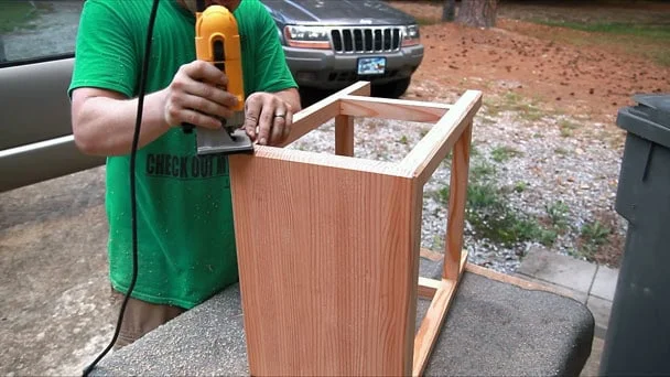 12. Sillas económicas y simples hechas con madera 2x4
