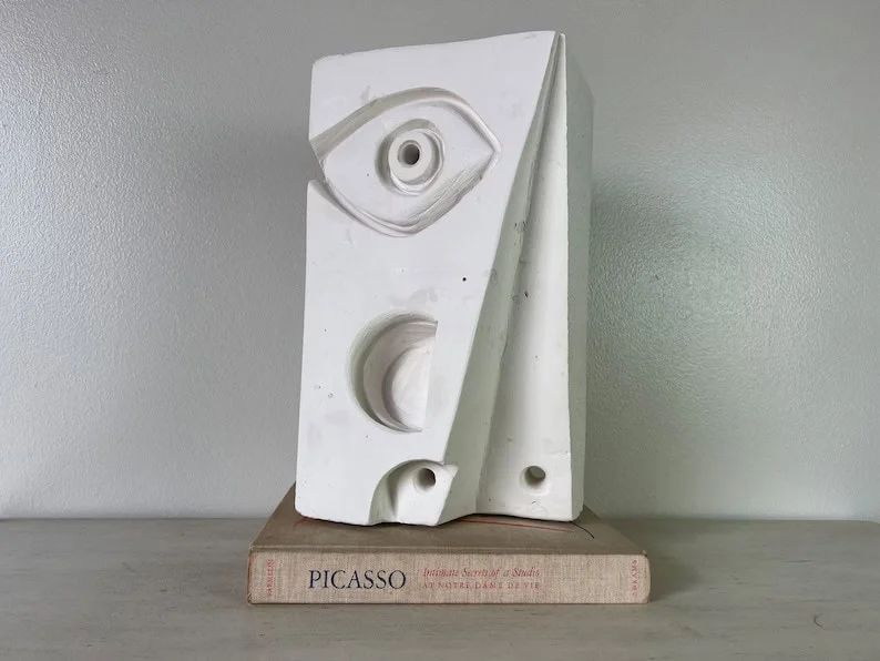 12. Cabeza abstracta de yeso