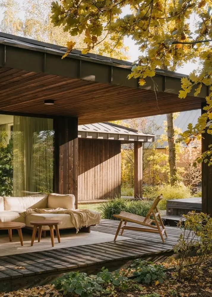 线性天窗照亮内部浅色装饰，柔和日光沿屋脊轴线洒入。