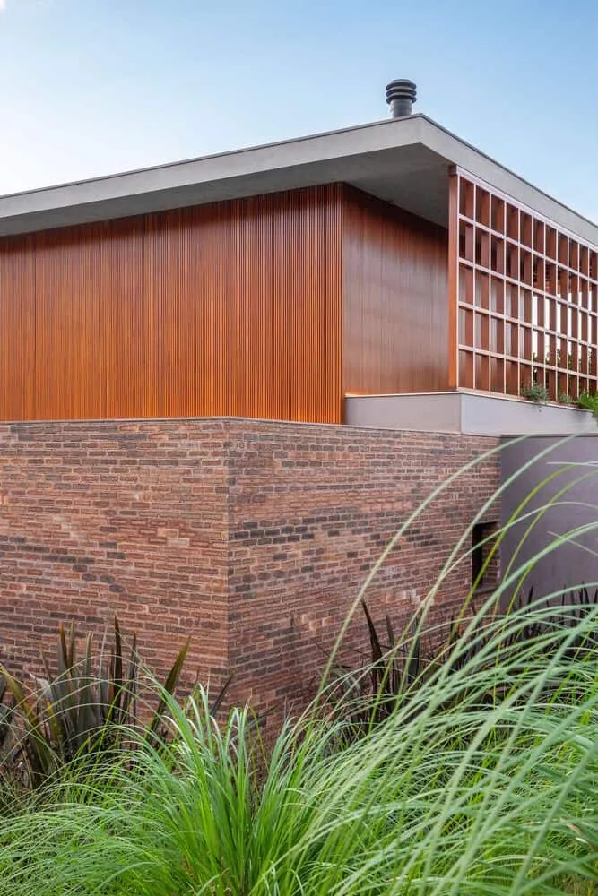 布朗宁斯之家由帕布洛·兰萨建筑事务所设计——砖石基础与垂直木饰面，伊图