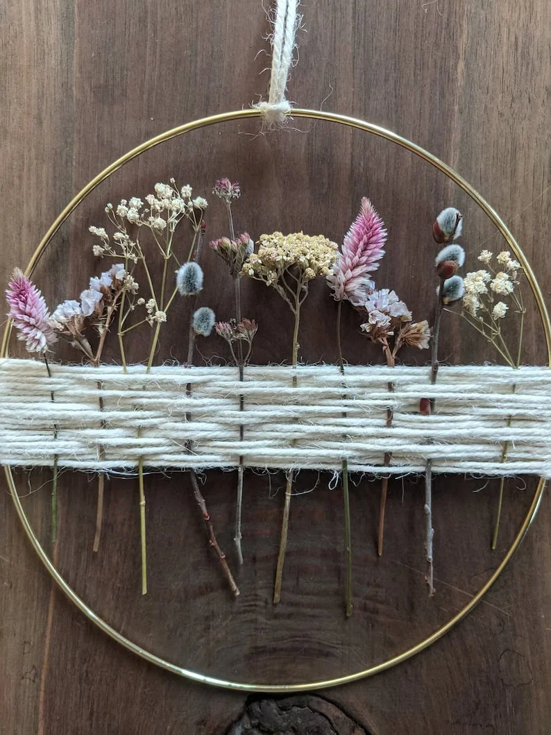 12. Guirnalda de flores secas en estilo pastel primaveral