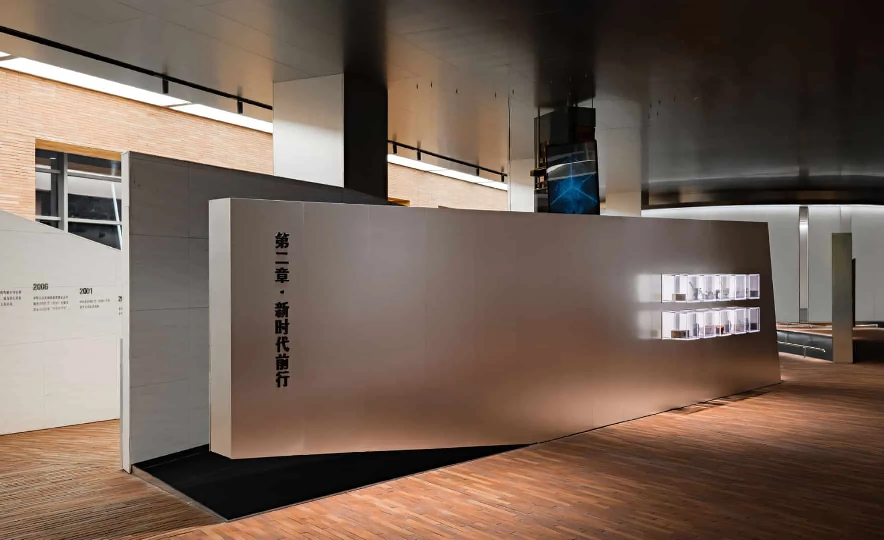 黑色镜面外壳增强光线与访客反射