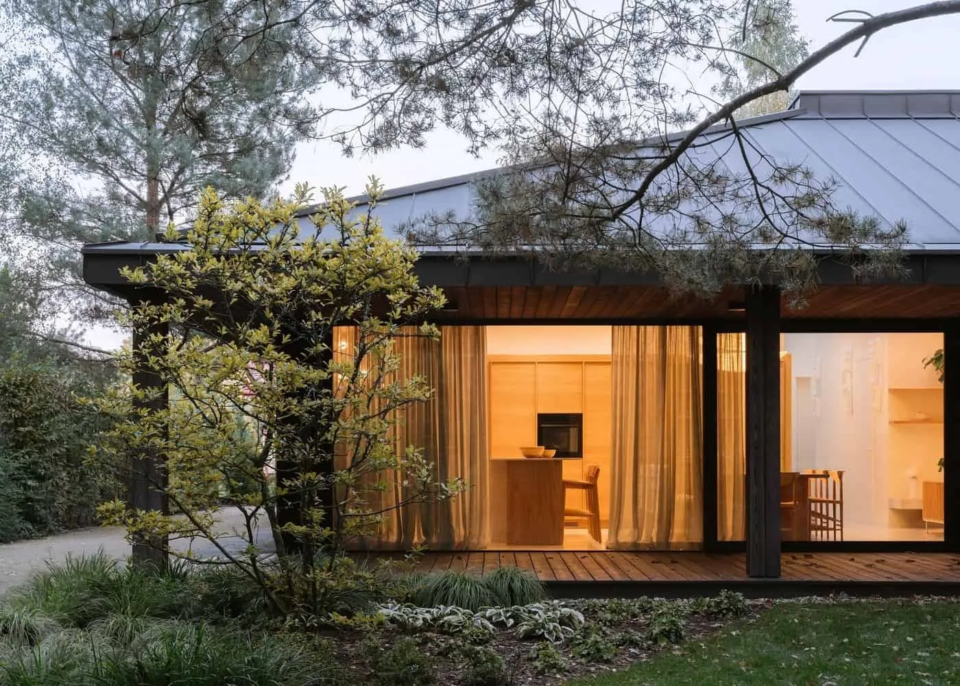 卧室走廊，有浅色装饰和朝向森林的自然光。