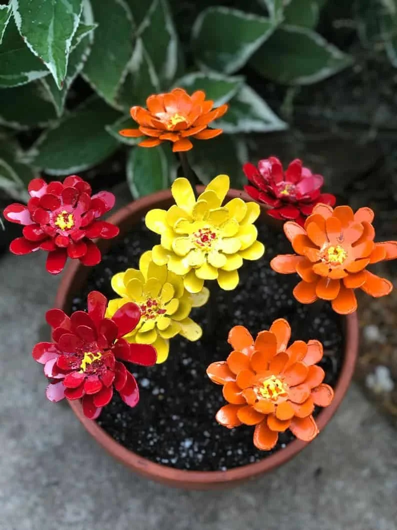 10. Flores metálicas artificiales de zinnia