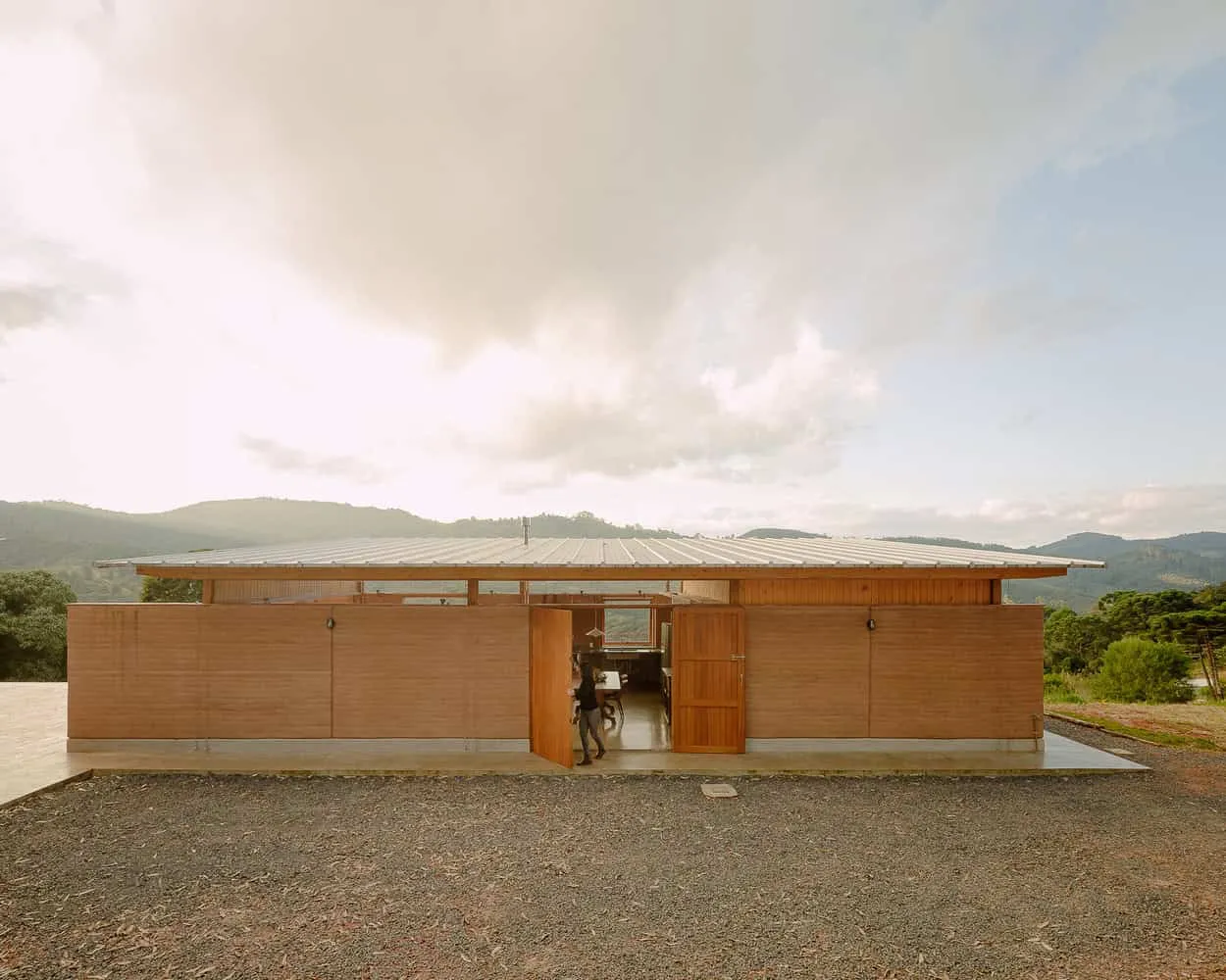 Patio Guapuruvu House | Estudio Piloti Arquitetura | Camanducaia, Brazil
