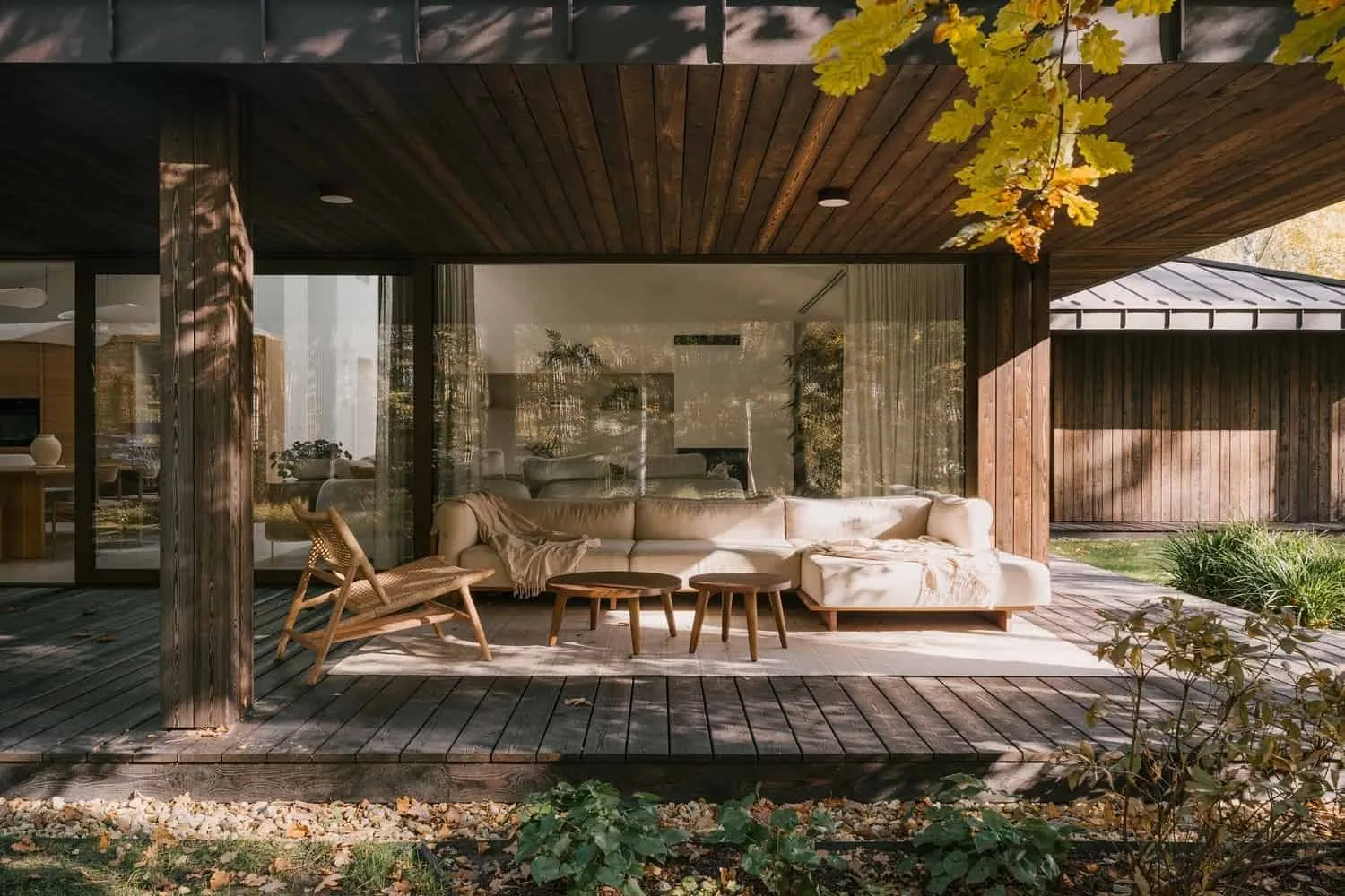 大滑动门裁剪林间小径，柔和内部光线反射在浅色表面。