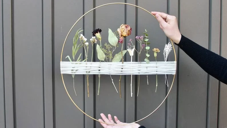 7. Guirnalda boho minimalista con flores silvestres