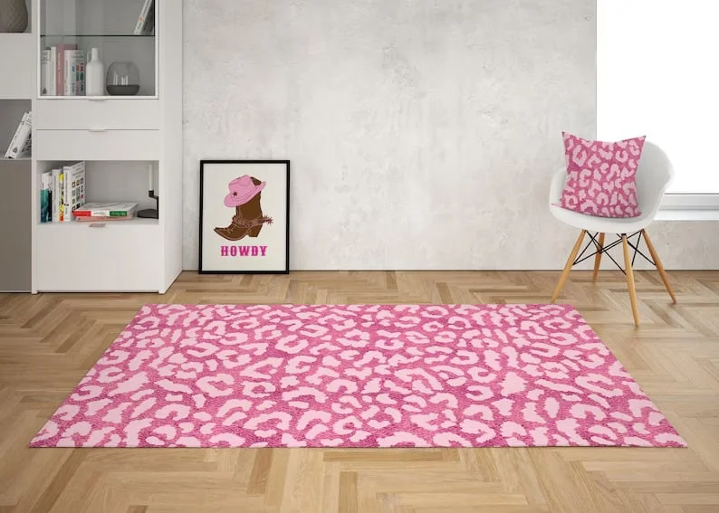 6. Alfombra con leopardo rosado