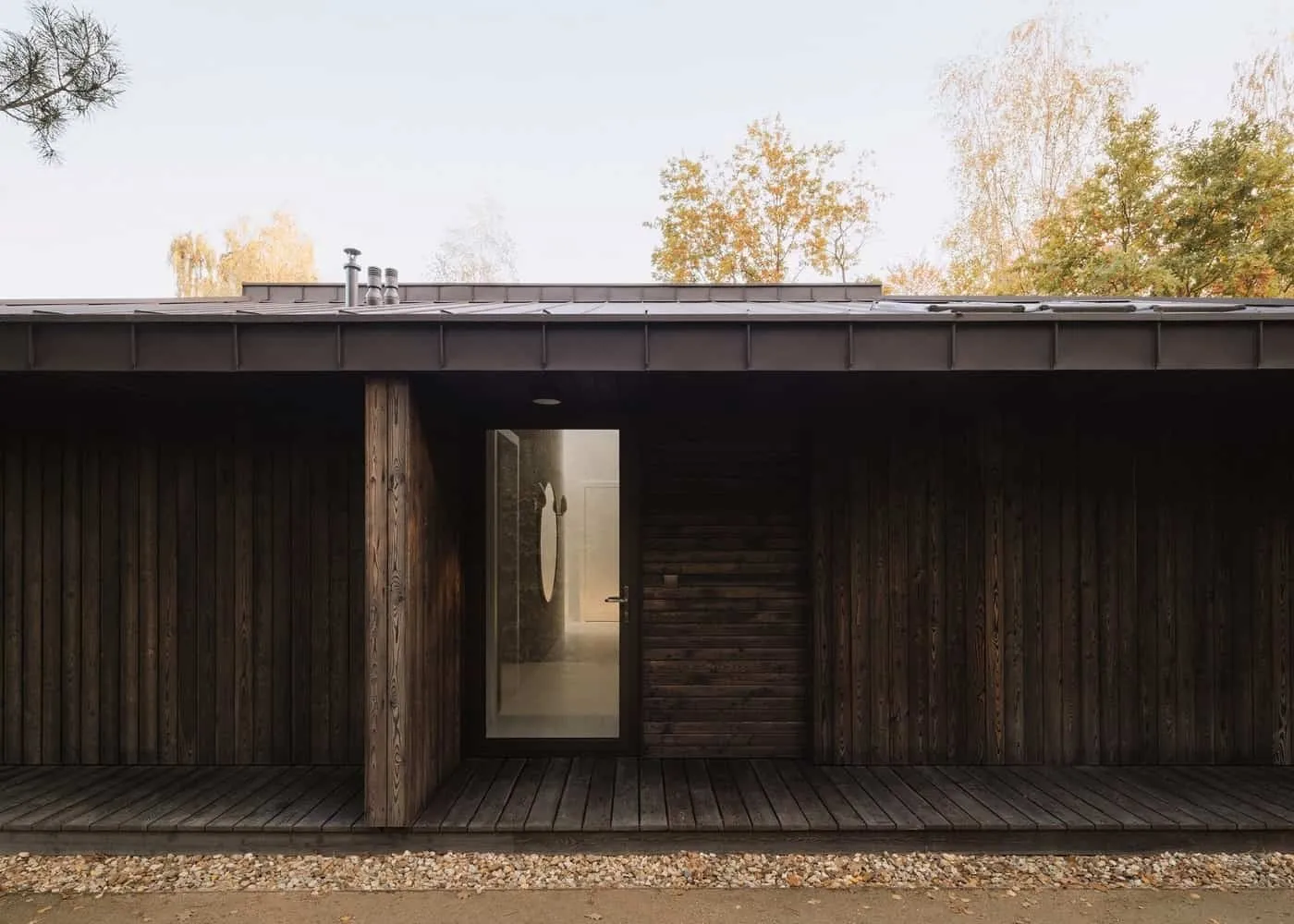 半遮蔽露台，作为用餐和安静休息的过渡空间。