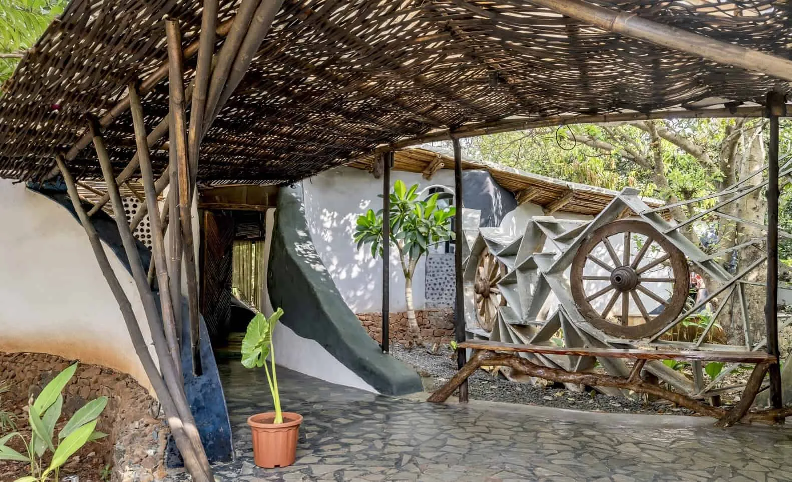 由黏土抹灰构成的弯曲走廊，连接庭院和房间。