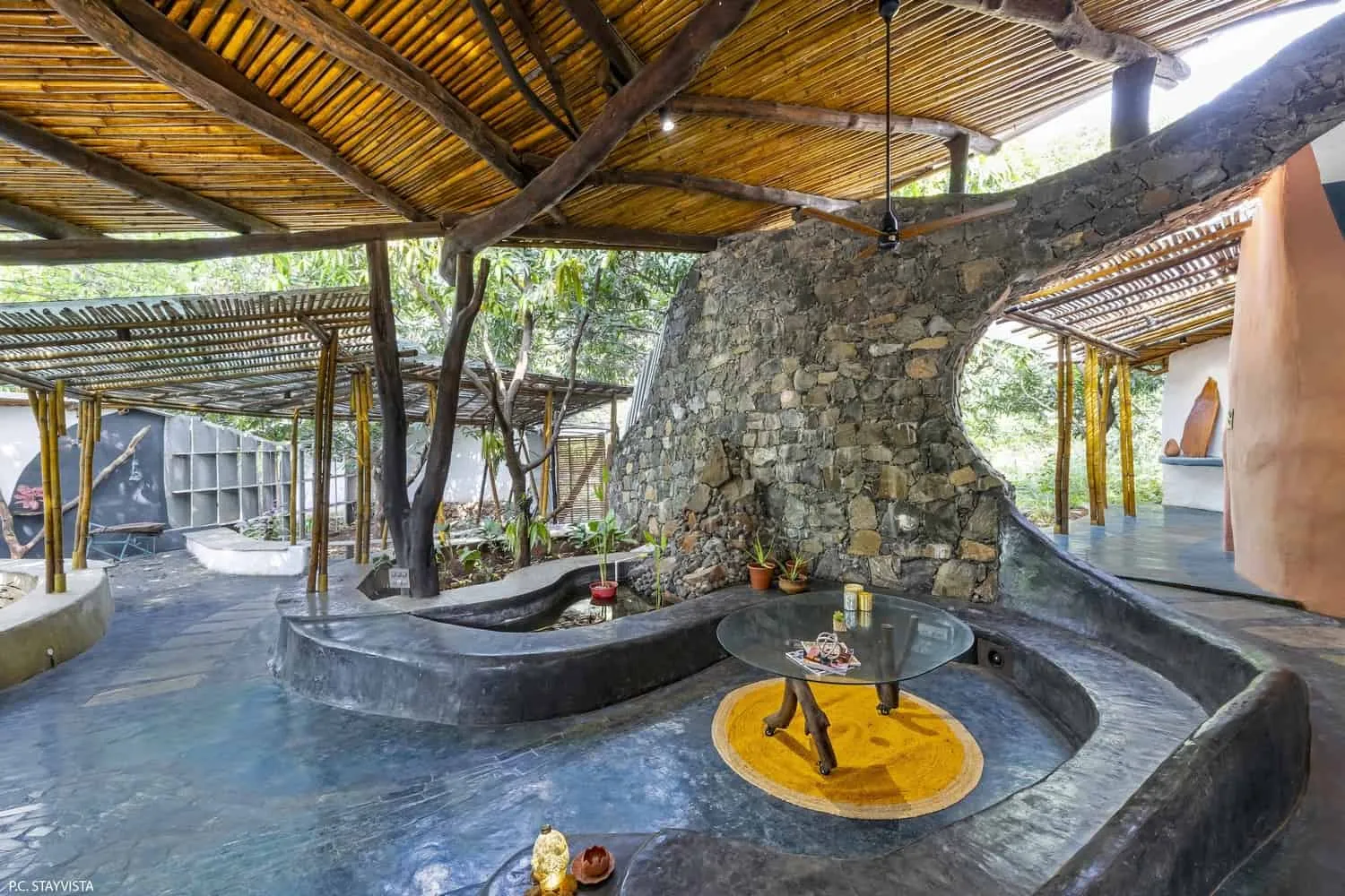 不规则碎石玄武岩与竹子和木材在阴凉门槛相遇。