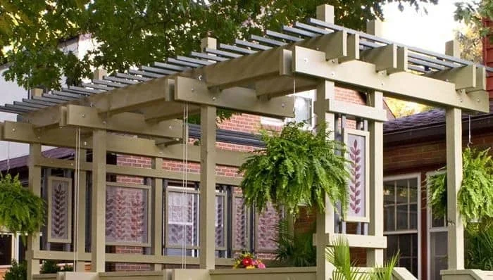 2. Pergola en terraza con macetas colgantes