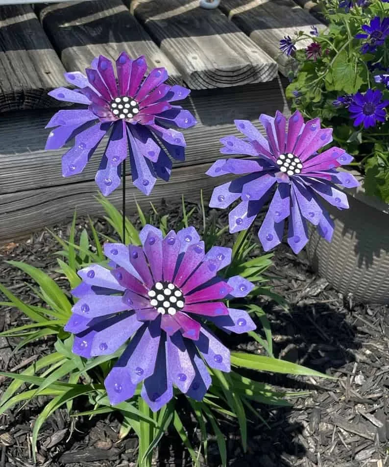 4. Flor metálica de zinnia púrpura