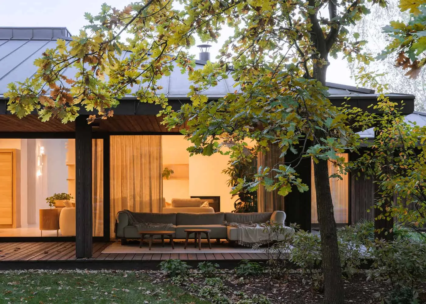 细木天花板连接炭化饰面与干净的极简细节。