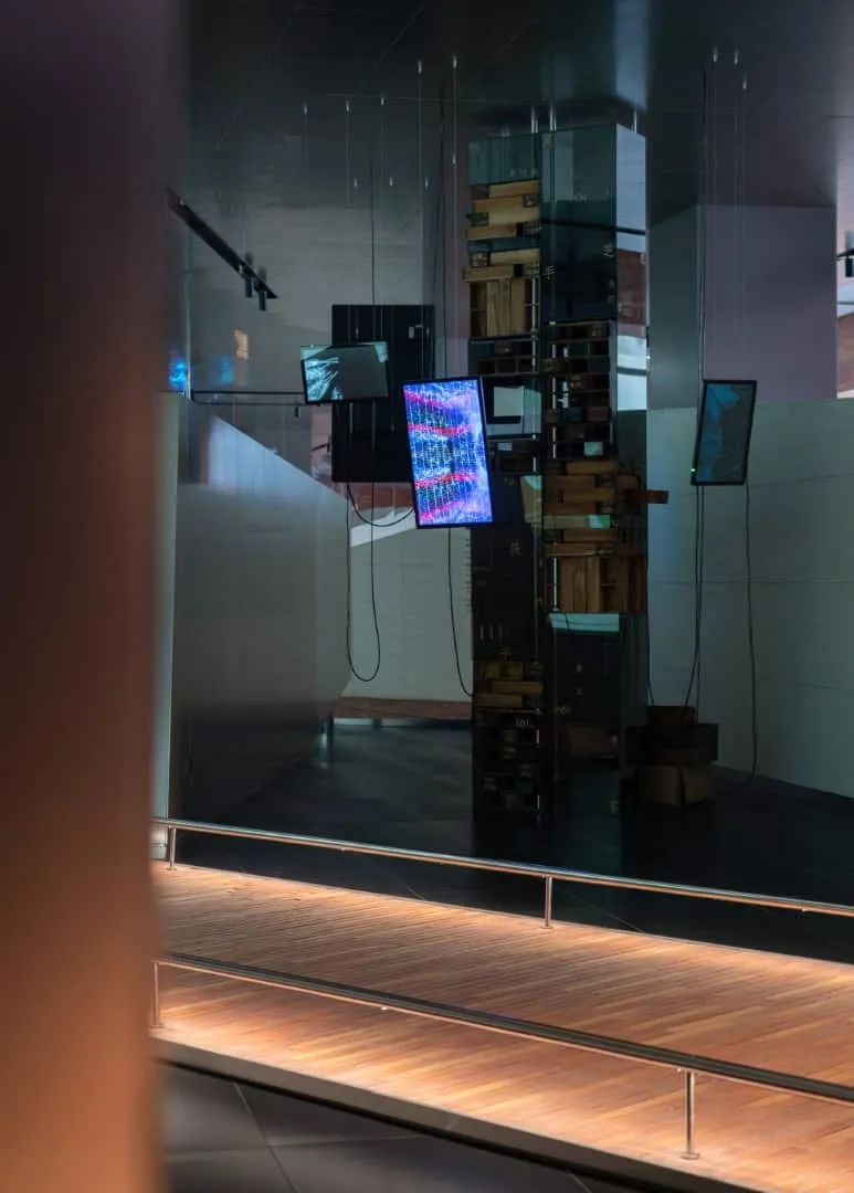 长轴与反射，强化空间中感知的仪式感