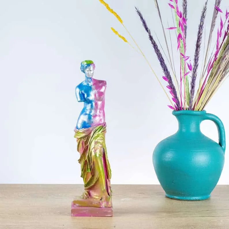 4. Gran escultura de Afrodita coqueta