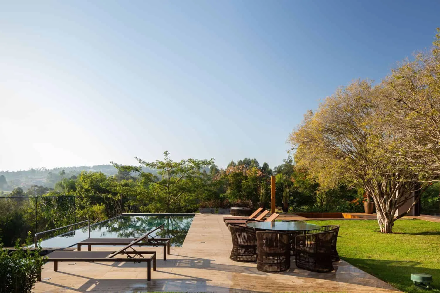 布朗宁斯之家由帕布洛·兰萨建筑事务所设计——游泳池露台与景观视角，伊图