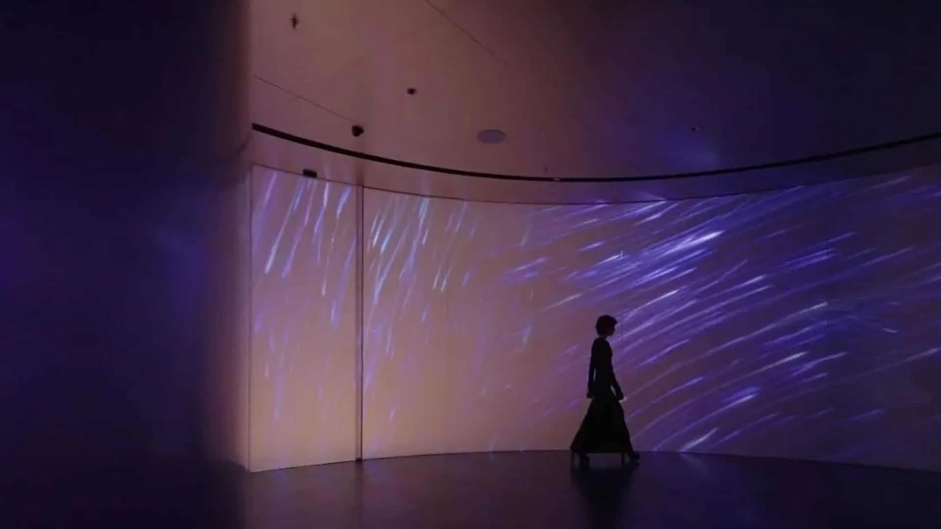 展示墙，叠加档案材料与品牌时间轴媒体