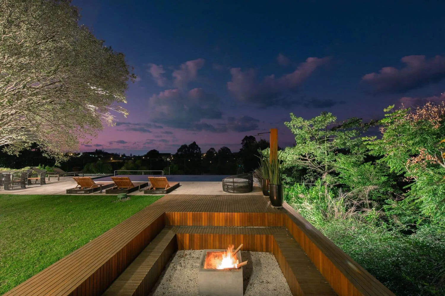 布朗宁斯之家由帕布洛·兰萨建筑事务所设计——晚间篝火休闲区，伊图