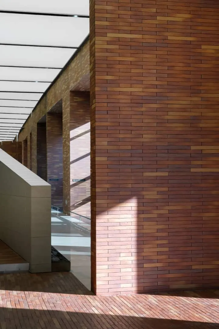 镜面走廊，增强感知深度与空间连贯性