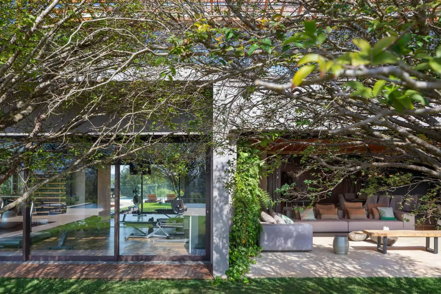 布朗宁斯之家由帕布洛·兰萨建筑事务所设计——健身房与户外休闲区视角，伊图