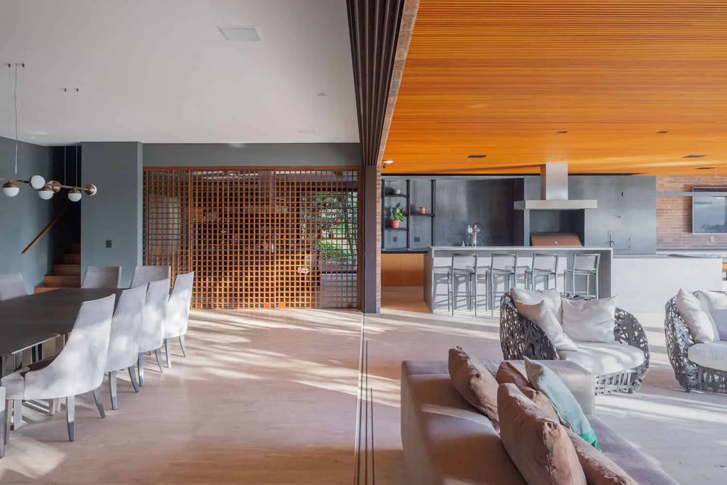 布朗宁斯之家由帕布洛·兰萨建筑事务所设计——内部用餐与休闲区，伊图