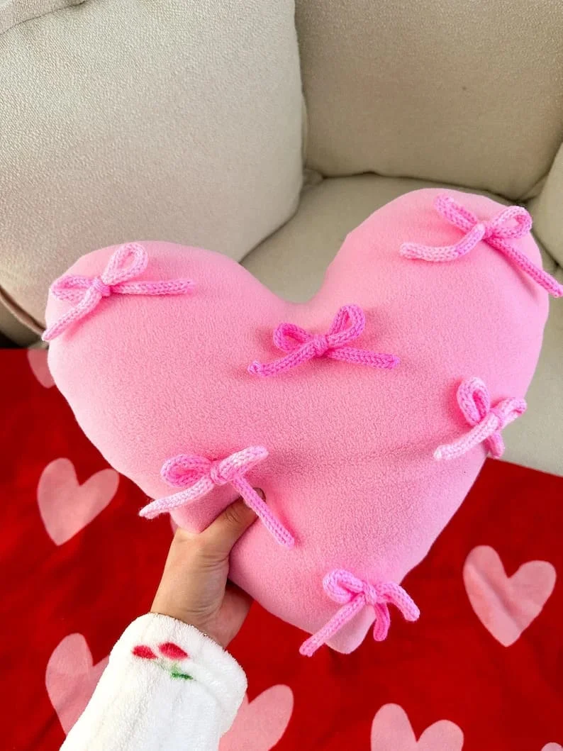 12. Almohada con bordado y corazón