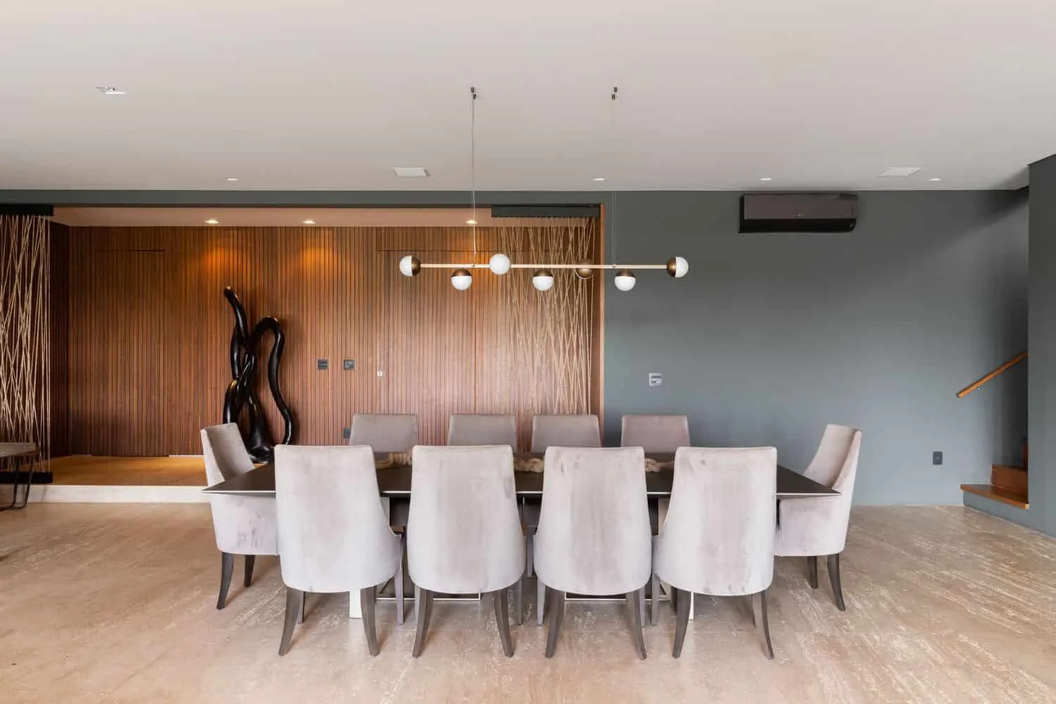 布朗宁斯之家由帕布洛·兰萨建筑事务所设计——现代吊灯正式餐厅，伊图