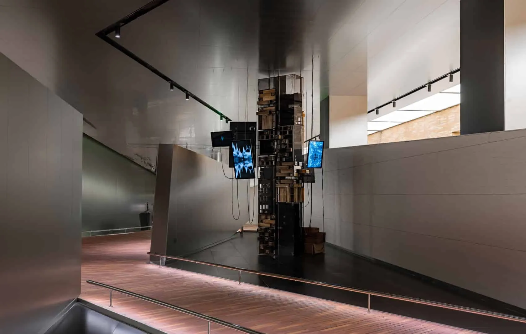 镜面环境中悬挂的亚克力展示柜，营造失重效果