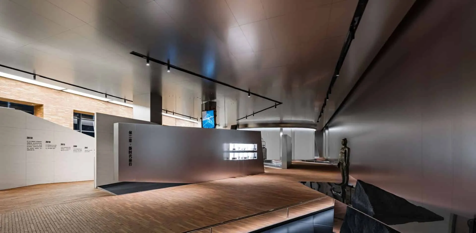 石材、镜面与不锈钢连接，强调工艺与精度