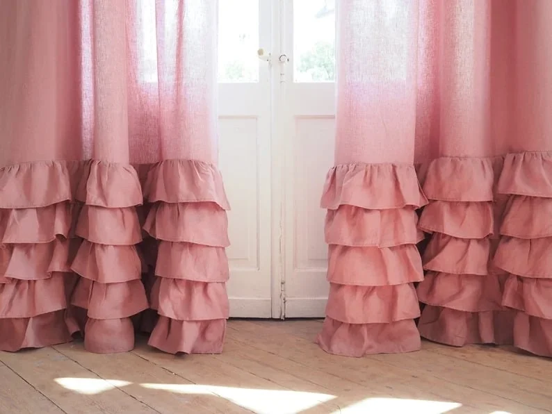 14. Cortinas estilo bolsillo en tono pastel rosa