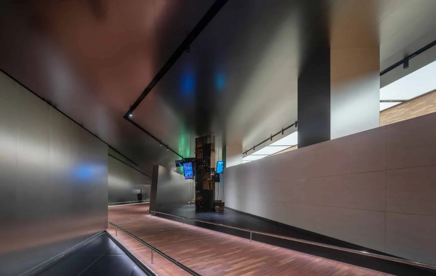 镜面天花板增强展示与运动，扩展视野