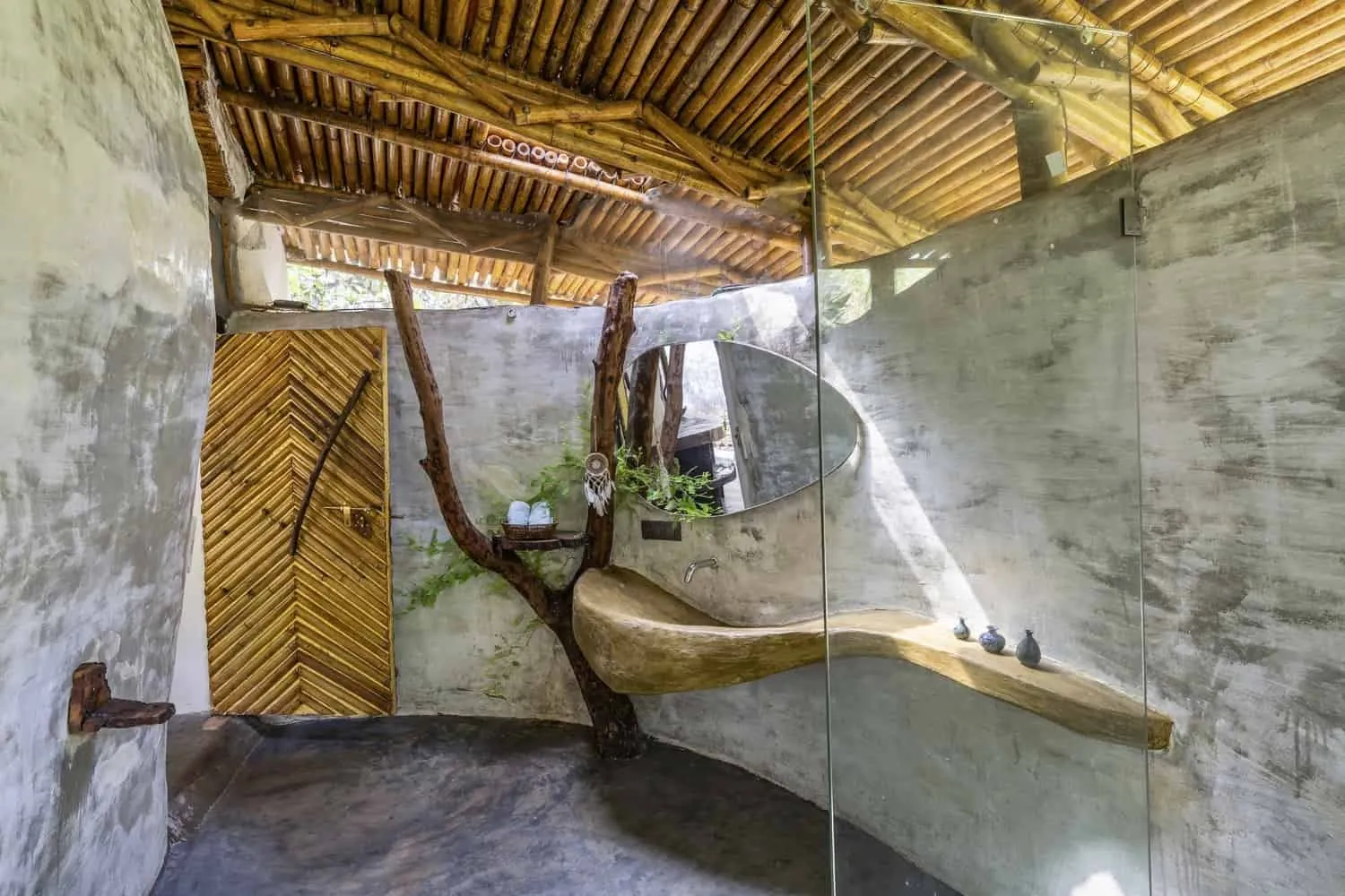 竹构露台与黏土墙，通向茂密的林下植被。