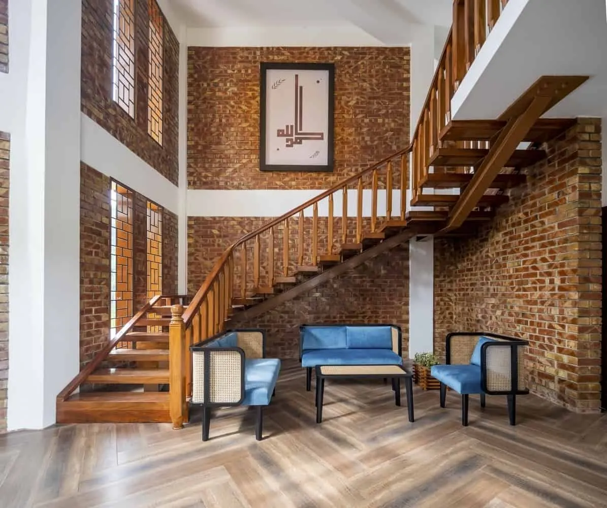 哈瓦拉达尔住宅内部，展示天然砖块、光线和手工工艺。