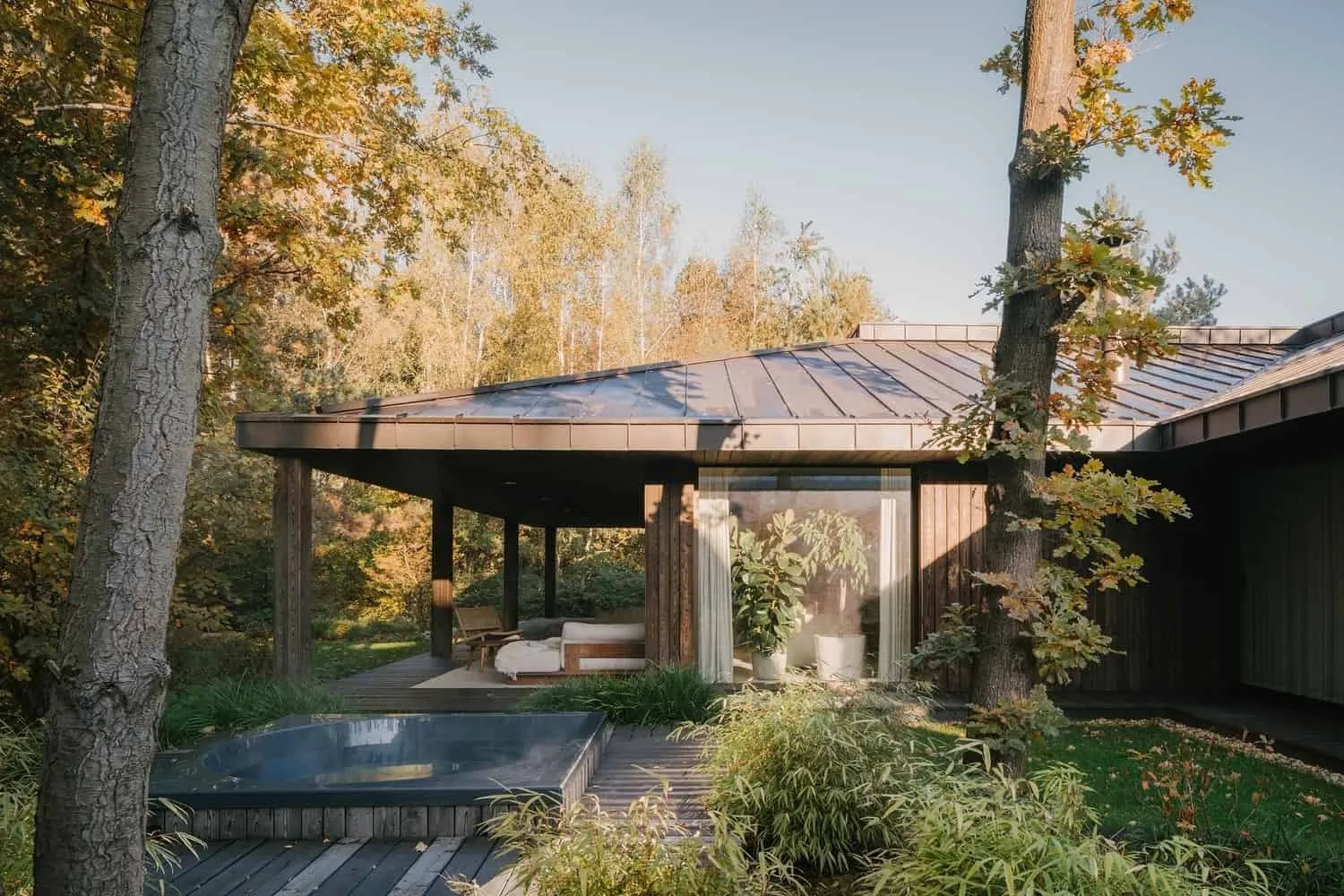 木柱支撑深悬檐，为窗户遮阴并形成露台。