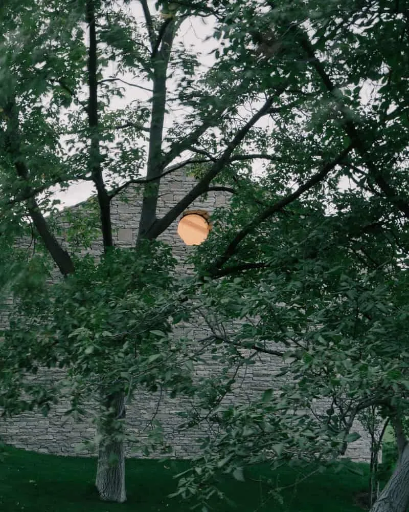 Narrow view of the stone facade with a wooden ceiling and precise joints.