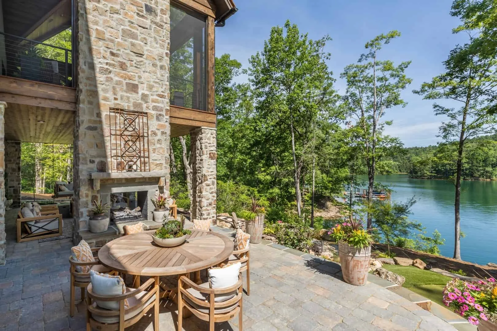 11. Terraza con vista al lago