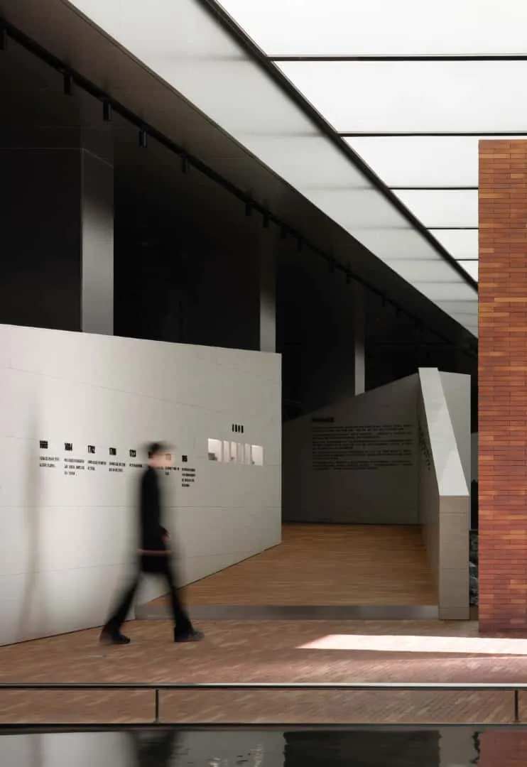 不锈钢立柱构成拱廊，形成仪式性运动