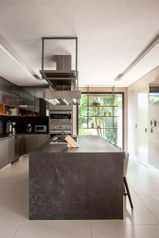 布朗宁斯之家由帕布洛·兰萨建筑事务所设计——现代厨房岛台，伊图，圣保罗