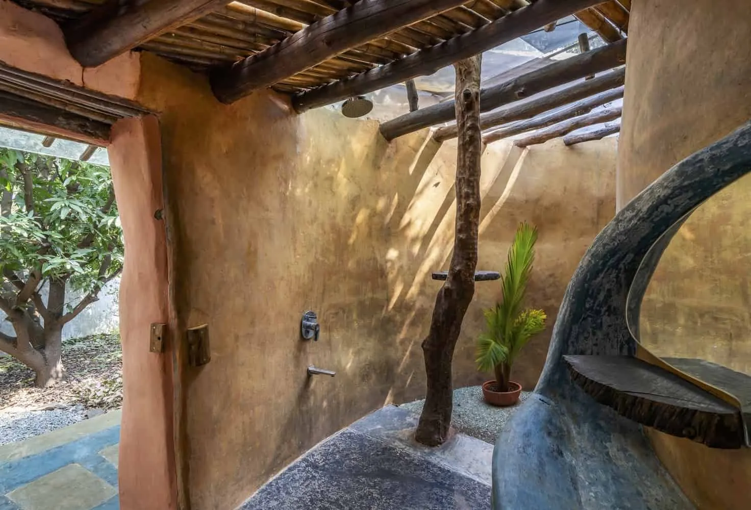 夕阳透过黏土开口洒入森林空地的温暖室内光线。