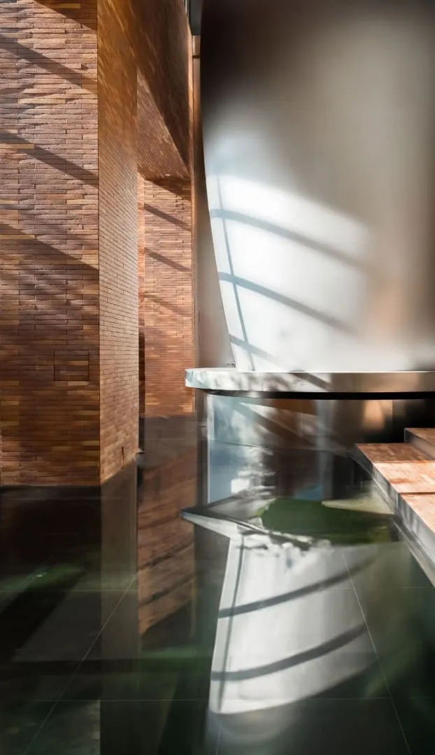 镜面反射中的漂浮展示舱，位于昏暗画廊中