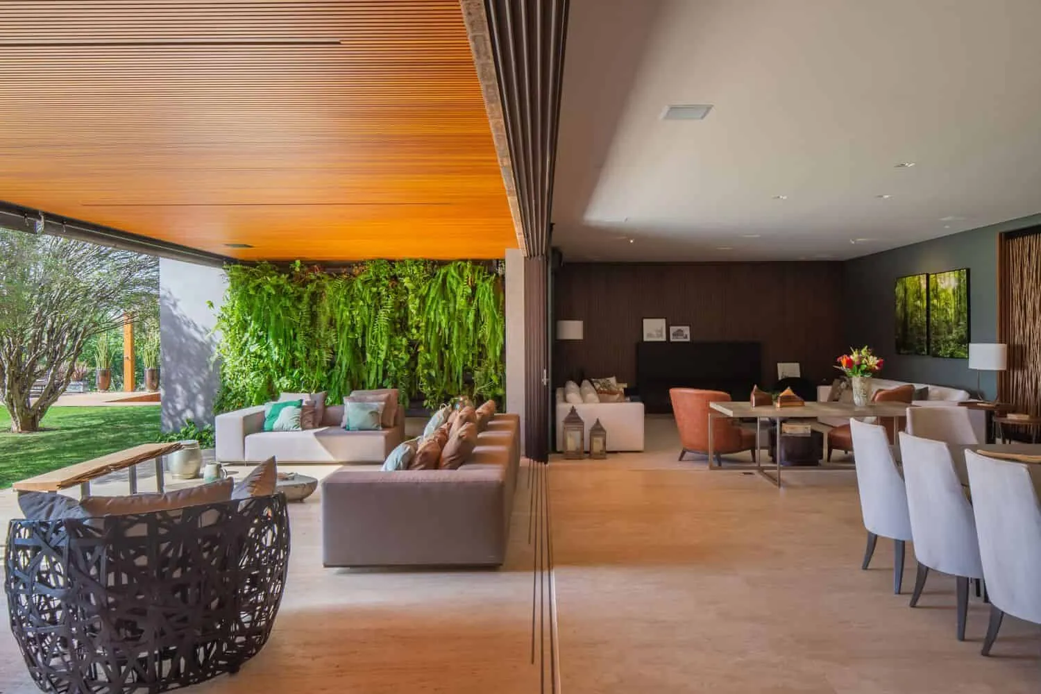 布朗宁斯之家由帕布洛·兰萨建筑事务所设计——内外融合休闲区，伊图