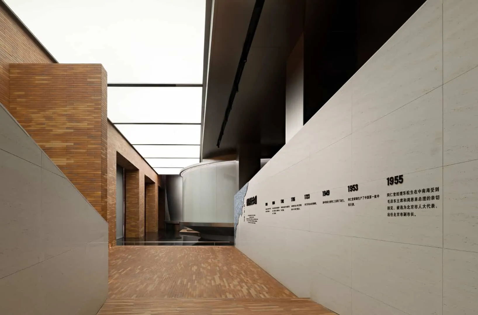 镜面天花板与动态照明，模糊展厅尺度