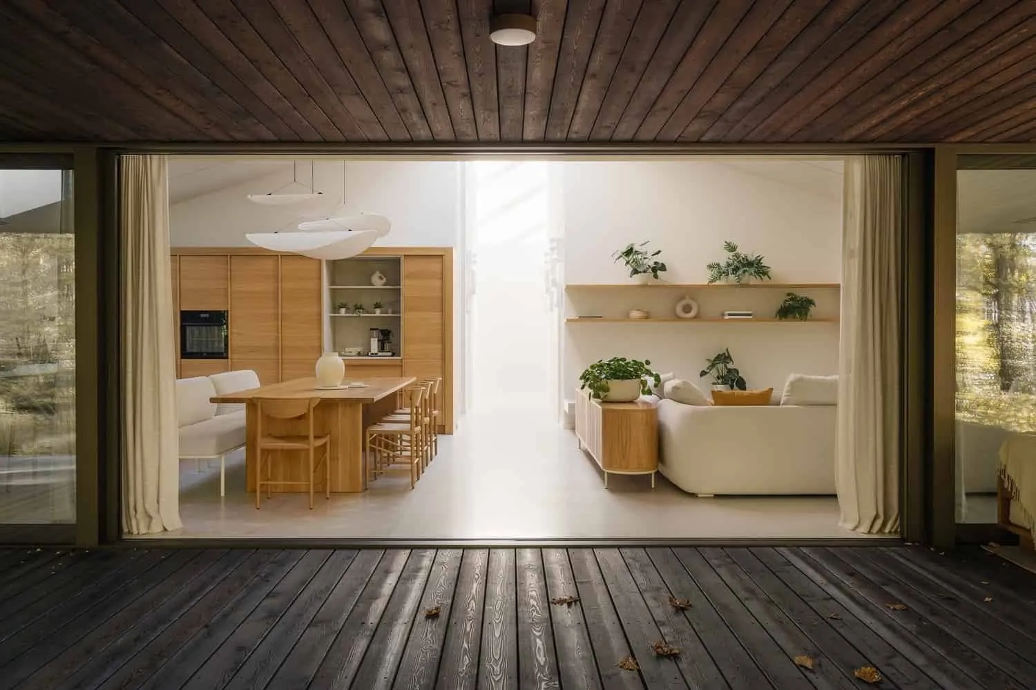 长外墙与连续屋檐和滑动玻璃通向林间小径。