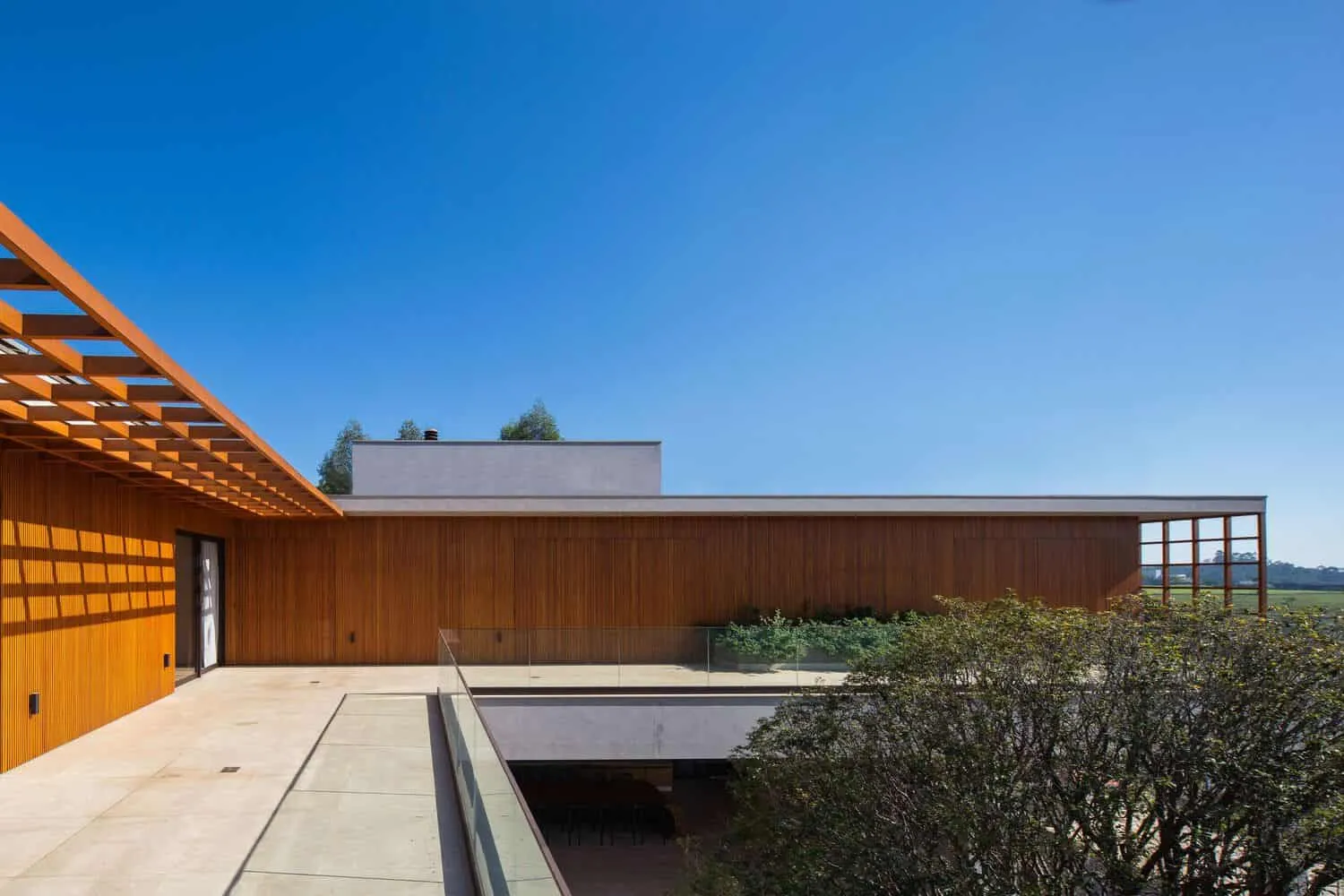 布朗宁斯之家由帕布洛·兰萨建筑事务所设计——顶部露台及门廊，伊图，圣保罗