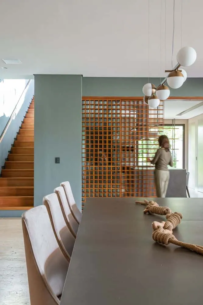 布朗宁斯之家由帕布洛·兰萨建筑事务所设计——用餐区台阶与木质格栅，伊图